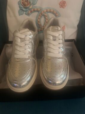 CAPE ROBBIN Elisha Metallic Silver Lace-Up Sneakers
